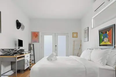Image de Stay Together & Spread Out: Stylish E Austin Craftsman+Casita Mins to Downtown!