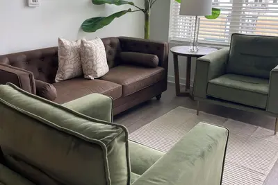 Image de Brandnew 2-bedroom apartment in beautiful Atl minutes 2 Benz& Braves Stadium