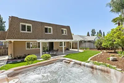 Spacious 3 bdrm beauty, jacuzzi, stunning backyard