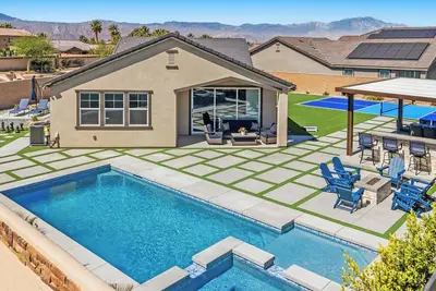 Image de Luxe Paradiso: Pool, Spa, Pickleball, Bbq, Games!