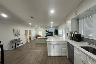 Image de Modern Home Walk to At&T Stadium • Near Six Flags & Hurricane Harbor • Sleeps 11