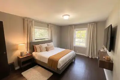 Image de 3 bedroom House in Milwaukee with Washer & Dryer, Garage & Yard w/ Parking! !