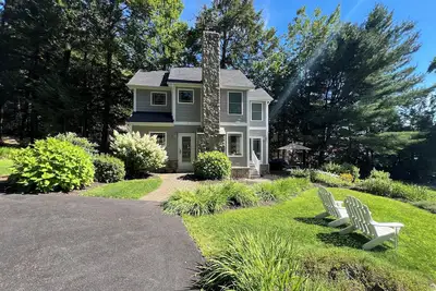 Image de Charming Lakefront 2-Bedroom Home with Sandy Beach and Stunning Views
