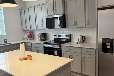 Image de 5 Min to Airport! Entire 3br Townhome! ! Peaceful Home! !