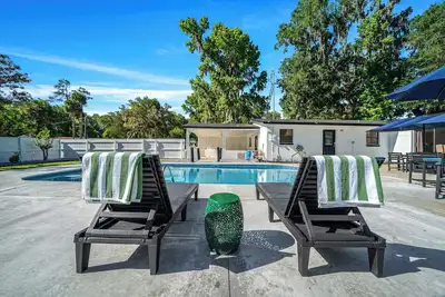 Image de Private suite with pool access near Wec, Downtown, Restaurants, Publix & More!