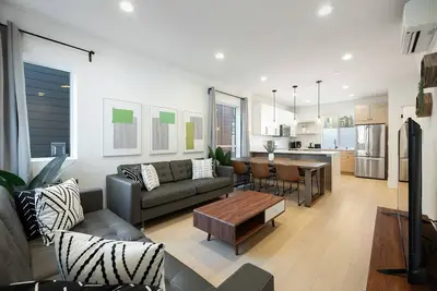 Walk to CapHill 4b2. 5b Sleeps 8 w/Rooftop Deck