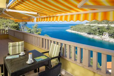 Image de Appartement d'une chambre avec la terrasse et la vue sur le mer Baie Prapatna, Hvar (A-25315-a)