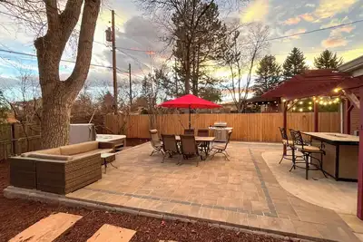 Image de Hot Tub, Pool Table, Fireplace, Sunny Patio
