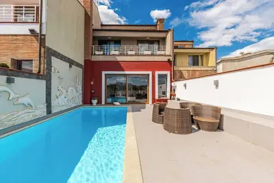 Image de Tranquility Villa with Pool | Private Garden & Bbq by PikHost