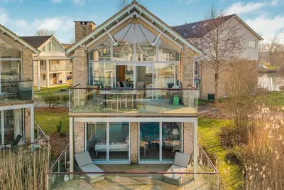 Image de Little Acorns - A Lakeside Retreat in Somerford Keynes, Sleeps 4.