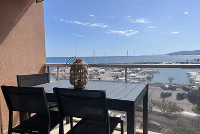 Image de Vue incroyable sur la mer, T2 cabine pour 4 privilégiés, climatisé, grand garage, plage à 50 mètres, tout à pied