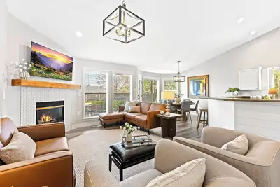Image de New Luxe Retreat, King + 3q, 600+ WiFi, 3 Desks, Games, Prime Central Location
