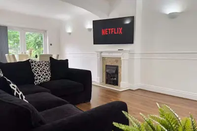 Image de Spacious 10-guest home, parking, family-ready