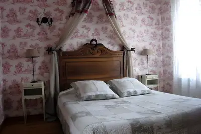 Image de Chambre d'hôtes « Les Charmilles - Chambre Rouge »