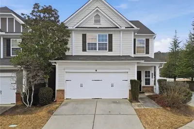Image de Charming fully furnished  3-bedroom home with hardwood floors throughout