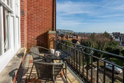 Image de Spacious 3‑Bed Apartment with Balcony Views & Parking, Steps from Swanage Town