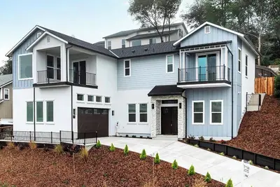 Image de Fabulous, brand new 3-bedrm house with views, high-speed internet, Ac in Auburn.
