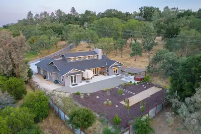 Image de Luxurious, Modern Farmhouse in Wine Country