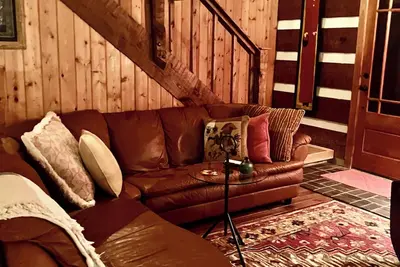 Image de Charming log home with acres of hiking trails