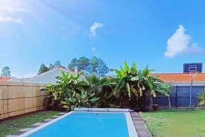 Image de Maison Familiale avec une piscine chauffée privée, la clim, vue piscine