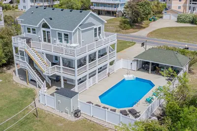 Image de Updated 8br Oceanside Retreat, Pool, Spa, & Tiki Bar, 5min Walk To Beach