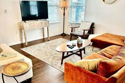 Image de King*Heart of East Downtown*Walkable*Standing Desk