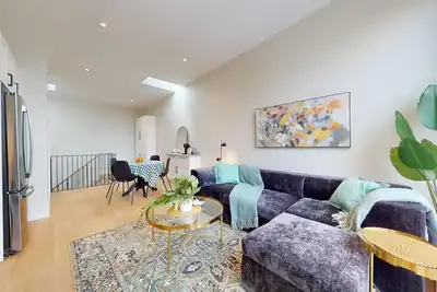 Image de Custom Luxury Townhome on Eastern Avenue [10 minutes to Downtown Toronto]