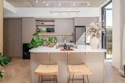 Image de 107sqm Designer Flat w/ Patio & Rooftop Pool