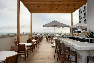 Image de Double Room Perfect for Relaxation with Rooftop Pool and Poolside Lounger!