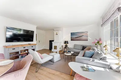 Image de Stadum Hüs - Charming vacation home for four people with its own garden in