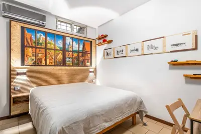 Image de A practical 40 square meters studio apartment, perfect for three people, located on the fourth floor of a building without an elevator. The property is located in a centrally located area (limited traffic zone) of Modena, allowing our guests to explore th