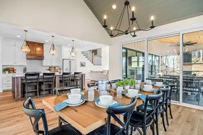 Image de Brand new 6br luxury retreat in the Paradise Grove golf cart community near Nolin Lake. Enjoy a designer interior, hot tub, fire pit, private backyard, and fully equipped kitchen. Perfect for groups with ping pong, shuffleboard, and space to relax