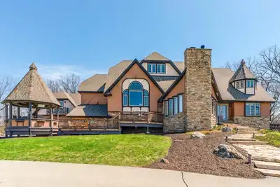 Image de 6 bd Country Estate on 28 Acres near Lk Geneva w/ Ponds, Trails