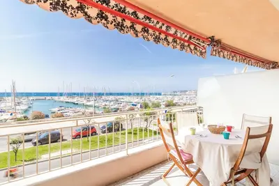Image de 🌅 Charmant appartement avec terrasse ensoleillée et vue imprenable sur le port de Garavan