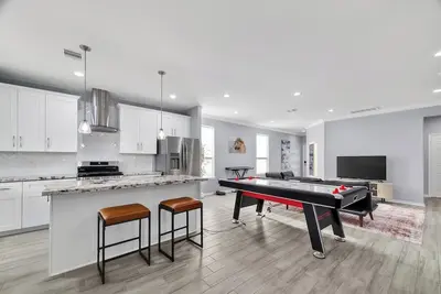 Image de Modern Heights Home w/ Air Hockey & Large Backyard