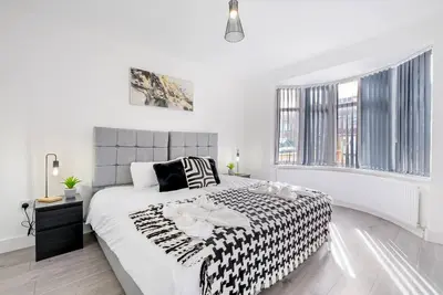 Image de Chaucer Avenue 6 Bedroom + 3 Bathroom with Parking