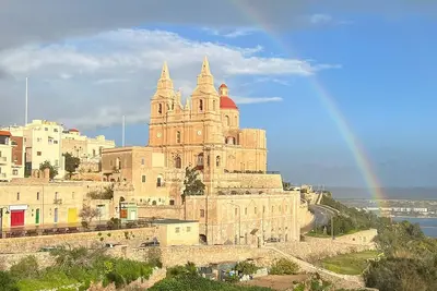 Image de Beautiful 2-bedroom apartment in Mellieħa with a sunny terrace and stunning views. Sleeps up to 4 guests, featuring a modern kitchen, stylish living area, and ensuite master bedroom. Perfect for a relaxing Malta getaway.