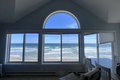 Image de Rare Peak Summer Beachfront | Sleeps 8 | Kayaks, Surfboards, SUPs | Dog Friendly