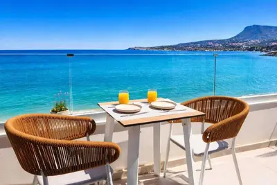 Image de 3-bedroom villa in the sea side in Kalives with private Jacuzzi for five