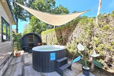 Image de Luxury Chalet with Jacuzzi and Sauna for 8 Persons - Private Wellness in the Veluwe
