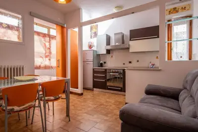 Image de Cozy apartment of 75 sqm, for 4 people, located on the 1st floor of a building (No lift). The property is located in a strategic position, just 200 meters from the sea and 1 km from the historic centre. A few minutes from the port and the most beautiful