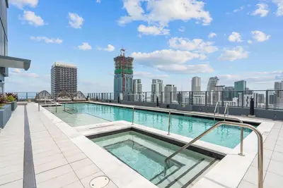 Image de City Views! Heart of Downtown Condo | Roofpool