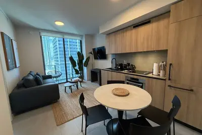 Image de Downtown Condo with Den | Roofpool & Gym