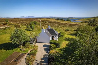 Image de Luxury Skye Cottage • Hot Tub • Bbq Lodge • Sea & Mountain Views