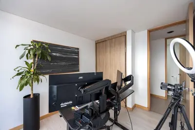 Image de Stunning City View 3 bedroom flat • Custom Design • Remote Ready