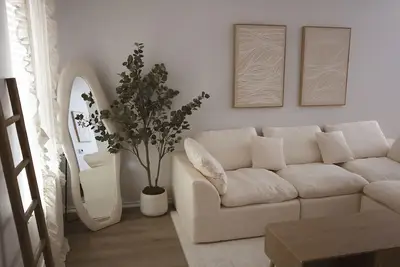 Image de Cozy Home - King Bed - Pet Friendly - 25 Min to downtown