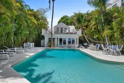 Image de The Coastal Manor • Waterfront Pool Home- 2br/2ba