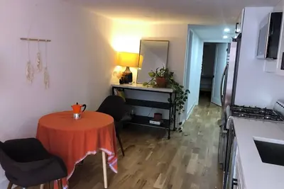 Image de Cozy Brooklyn 1br with Lush Backyard. Sleeps 4. Near L & J, 30 mins to manhattan