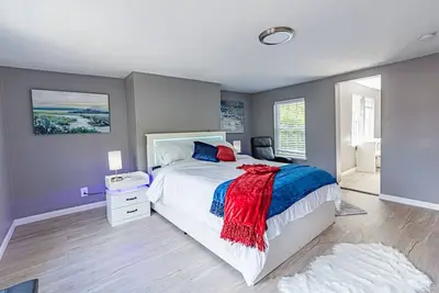 Image de Spacious Home with Porch Sleeps 6 Near Pitt & Upmc
