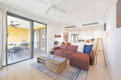 Image de Lagoon Edge Waterfront Living with Pool near Cbd